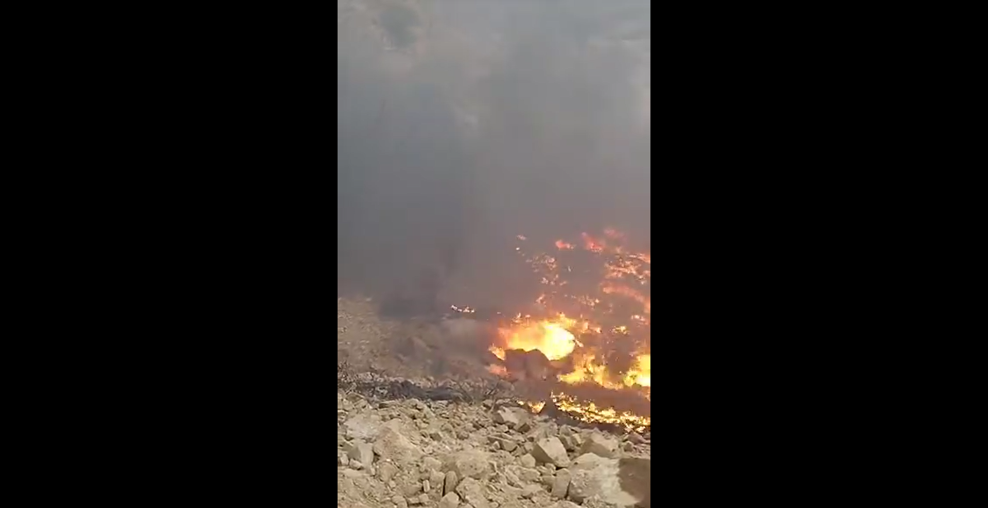 انقلاب واحتراق شاحنة محملة بالمحروقات في الطريق بين تعز ولحج ونجاة سائقها