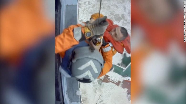 شاهد.. عملية إنقاذ طاقم سفينة انشطرت لنصفين وغرقت في بحر الصين