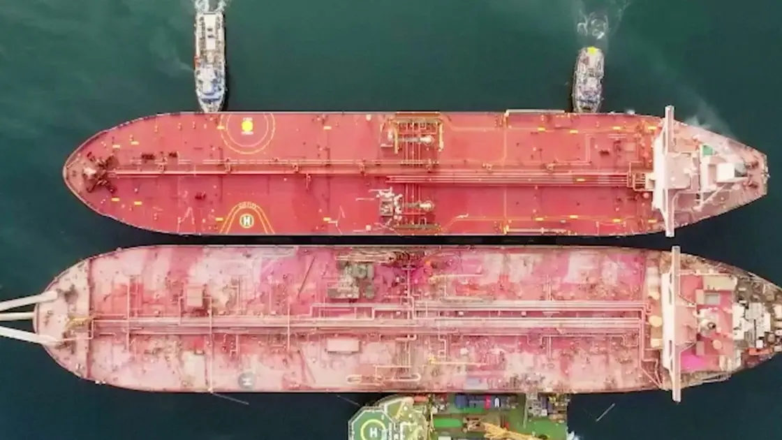 سحب أكثر من نصف كمية النفط في الناقلة صافر قبالة الحديدة