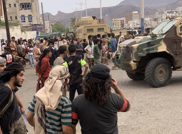 عدن.. إصابة ثلاثة متظاهرين برصاص قوات المجلس الانتقالي خلال محاولتها تفريق مظاهرة عشال في ساحة العروض