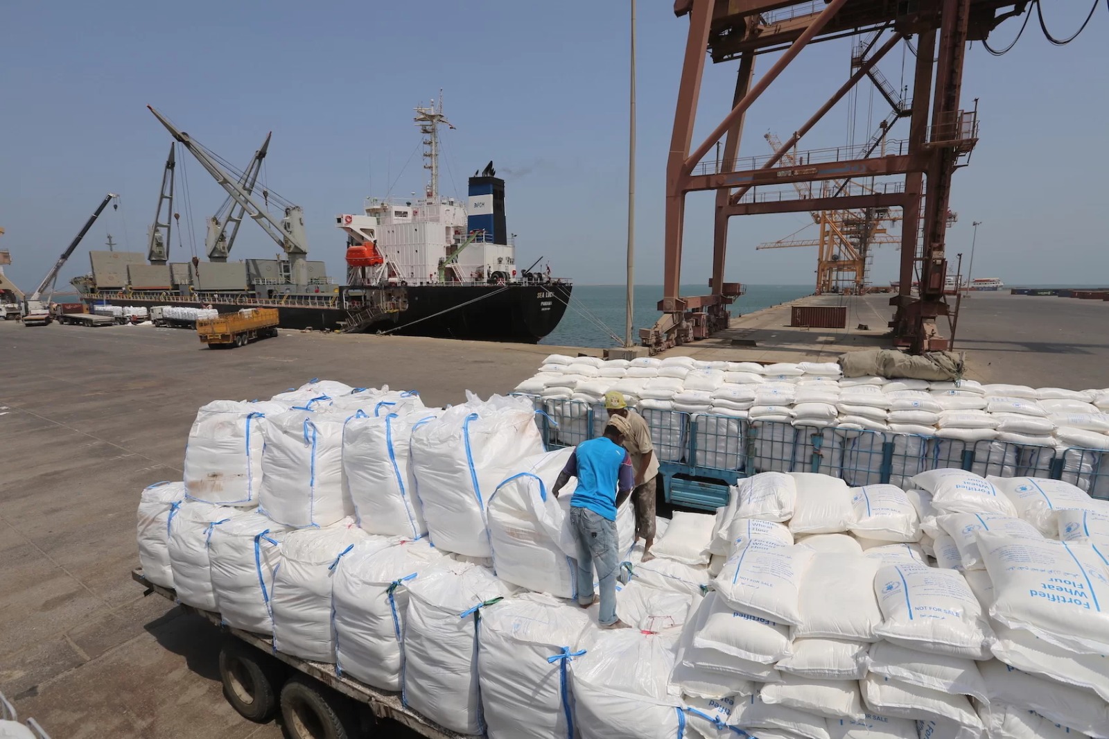 تقرير بحثي يحث على توجيه أموال المساعدات لدعم استقرار السلع باليمن