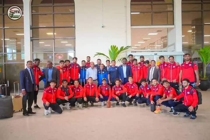 استعداداً لمواجهة البحرين.. بعثة المنتخب الوطني الأول تغادر في رحلة برية إلى السعودية