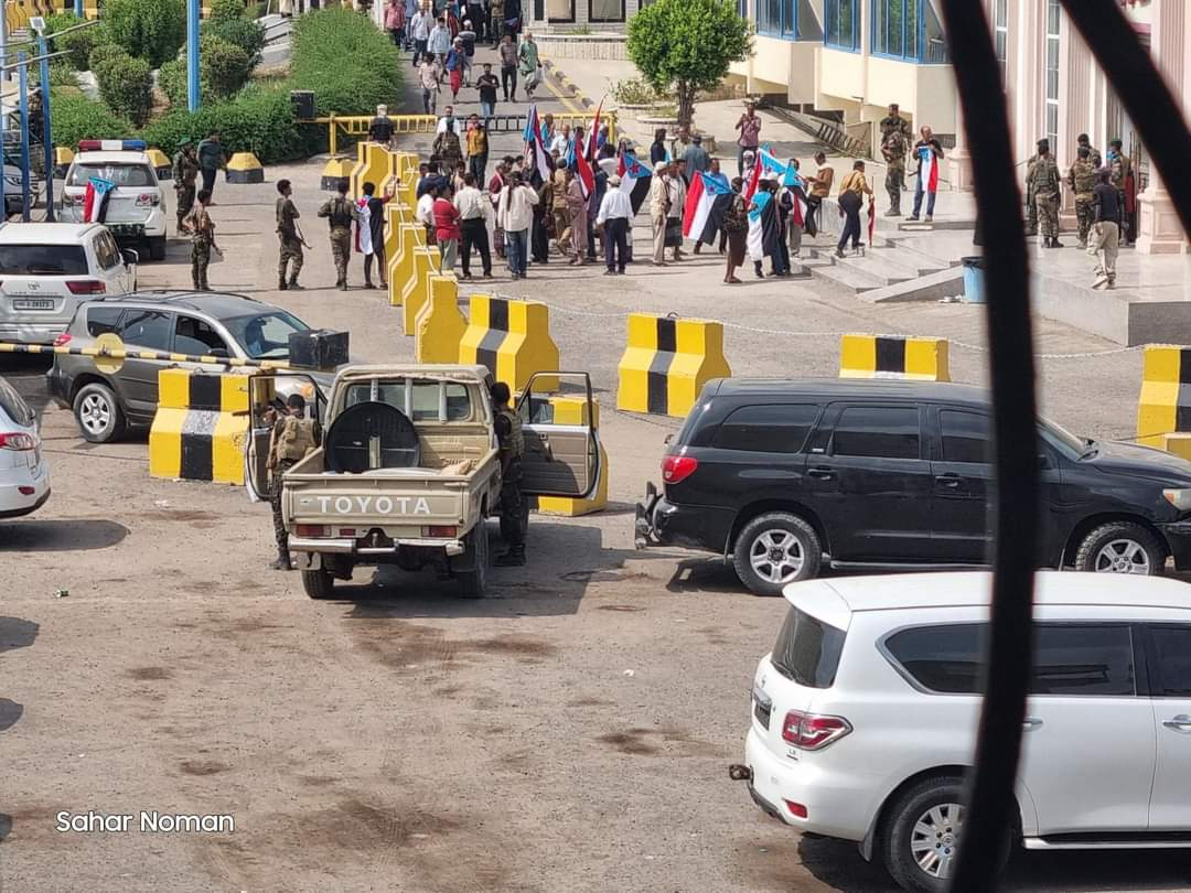 الانتقالي يدفع بعناصره للتجمهر أمام قاعة نظمت حفل اشهار  التكتل الوطني للأحزاب  في عدن