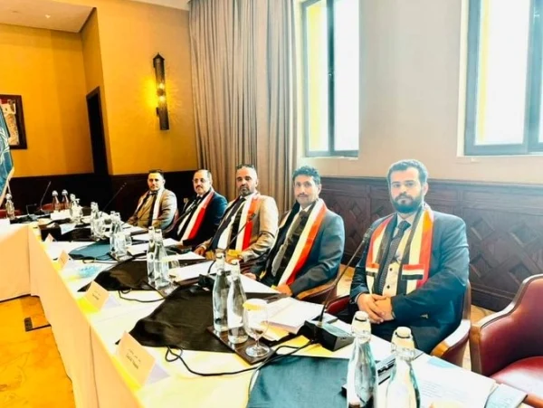 كنا نتمنى تمثيل الشرعية.. اليدومي ساخرًا من أداء الفريق الحكومي في مفاوضات مسقط