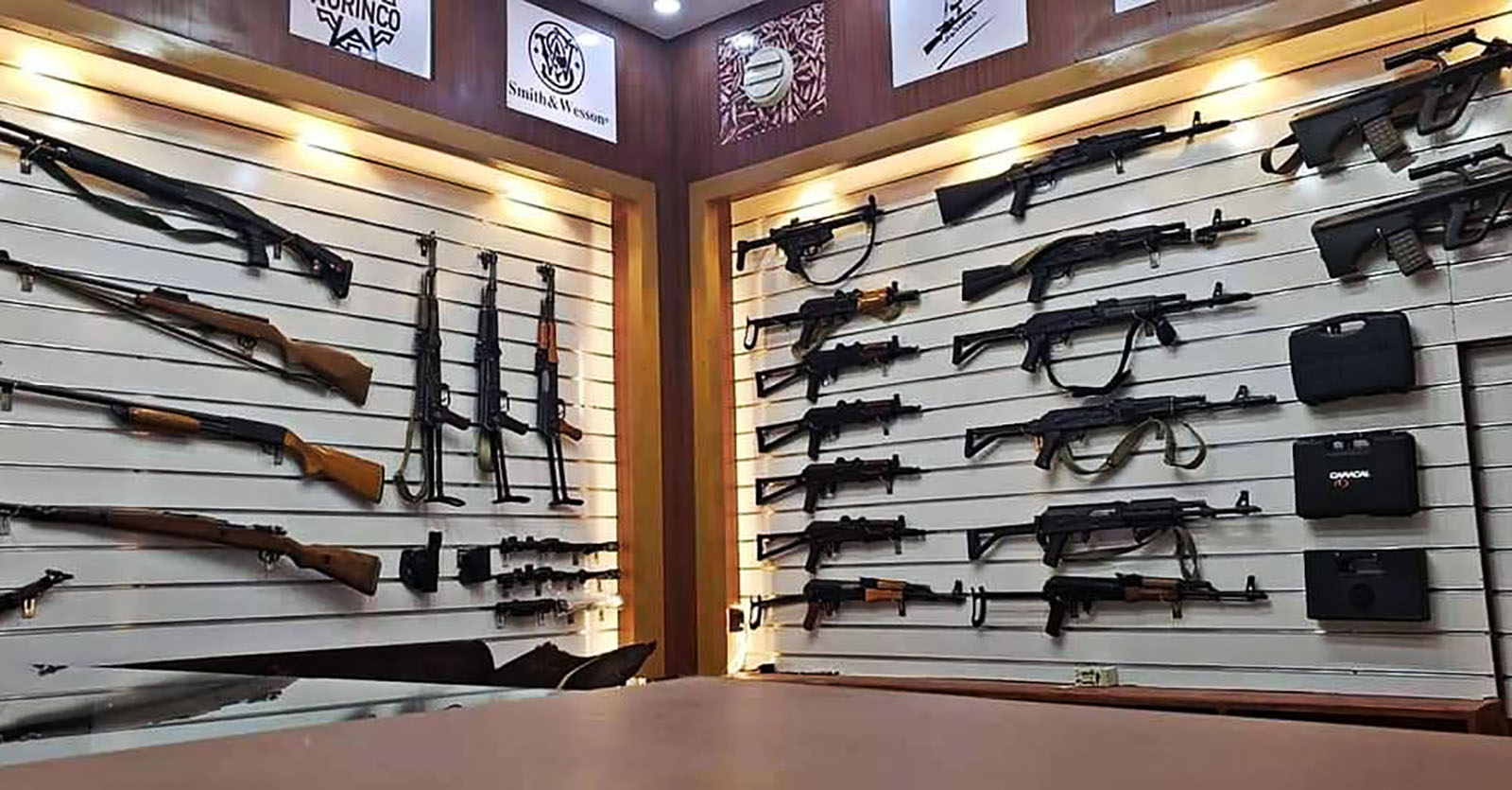 تجارة السلاح الأميركي في اليمن.. كيف تسربت ترسانة إلى الأسواق؟