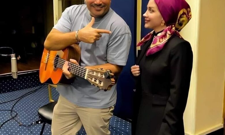 لن تصدق من هي الفتاة المحجبة التي ظهرت مع عمرو دياب؟