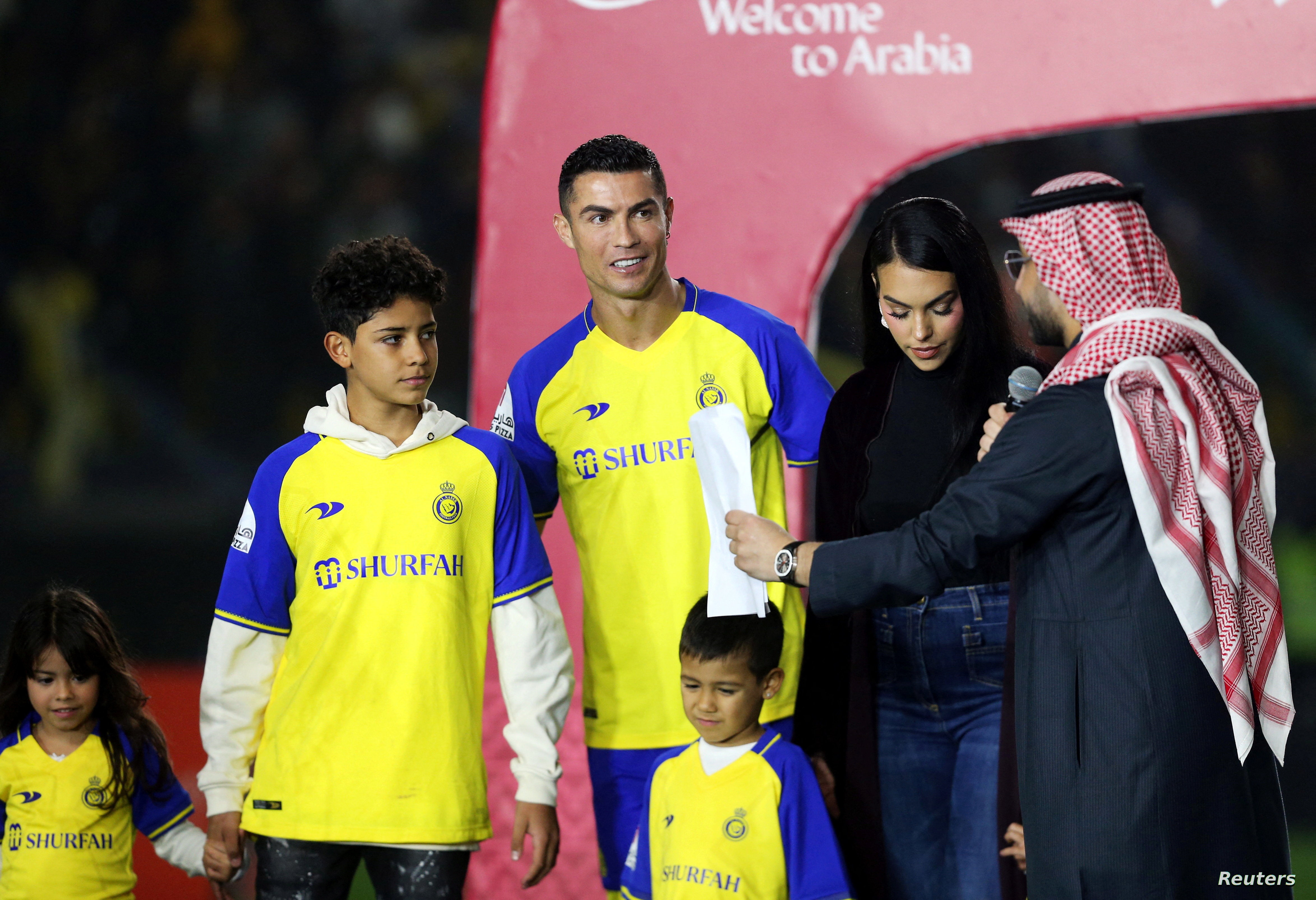 بالفيديو.. أطفال رونالدو يتعلمون العربية 