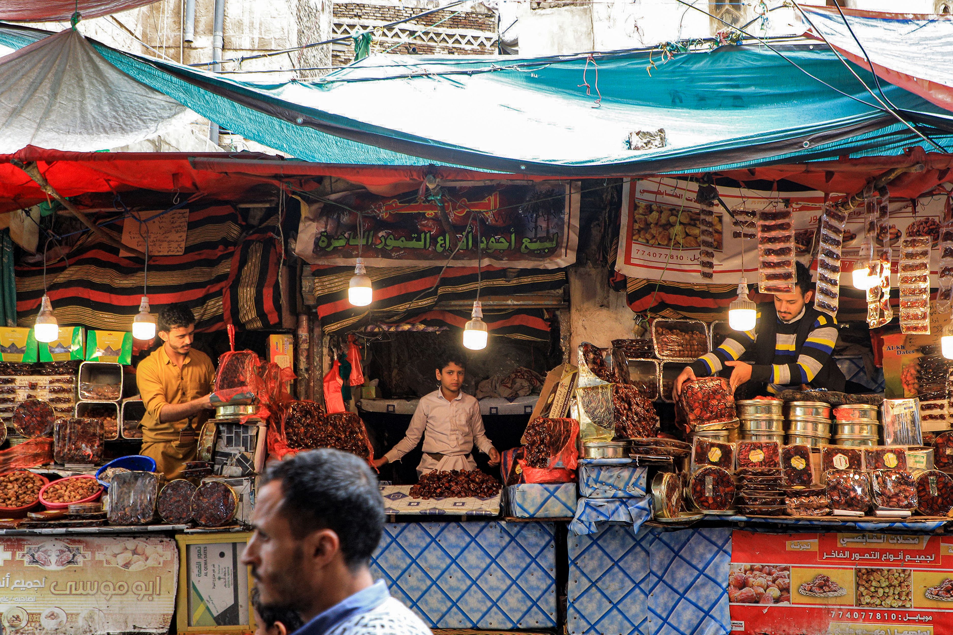 غلاء فاحش في اليمن: أزمة رواتب تفاقم انهيار القدرة الشرائية