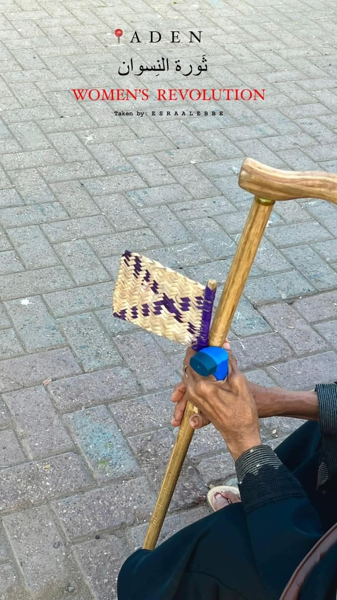 عصى ومسبحة وصوت يخنقه الظلام.. أحلام آخر العمر تتلاشى في مدينة عدن!