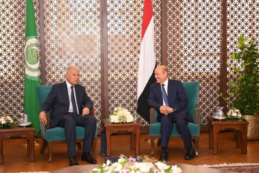 رئيس مجلس القيادة يحذر من التخادم بين الحوثيين والتنظيمات الإرهابية