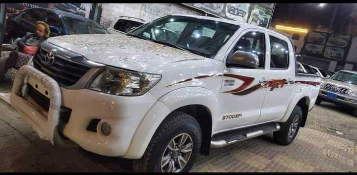 تكريم قائد مبادرة الرايات البيضاء بسيارة في محافظة إب