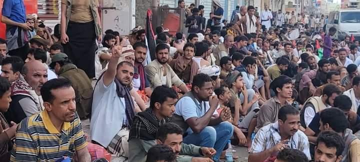 الحديدة.. احتجاجات واعتصام مفتوح رفضا لمحاولات حوثية السطو على قطاع النقل