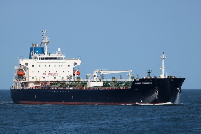 صاروخان أطلقا من مناطق سيطرة الحوثيين في اليمن يخطئان سفينة محملة بوقود الطائرات قرب باب المندب