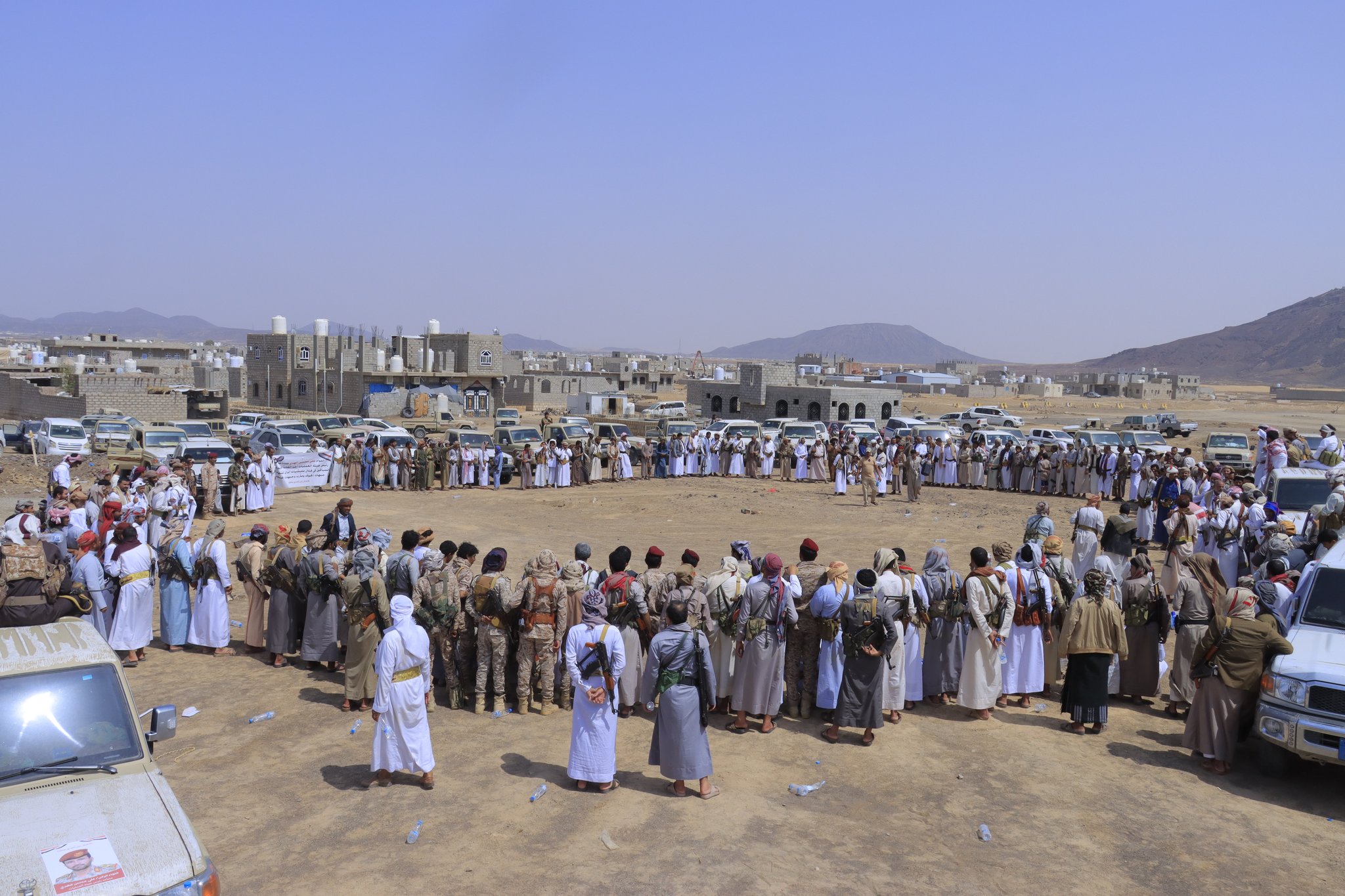 قبائل الجوف تحتشد في وقفة احتجاجية للمطالبة بالإفراج قائد عسكري موقوف بالسعودية وتهدد بالتصعيد