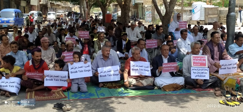 تعز.. وقفات احتجاجية متواصلة للتنديد بحصار المدينة