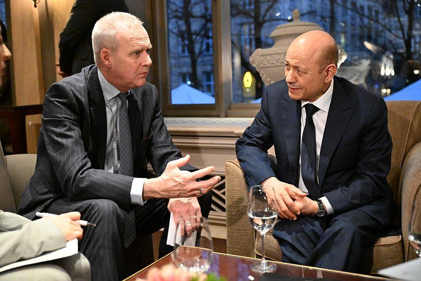 العليمي يبحث مع مسؤول في حلف الناتو جهود مكافحة الإرهاب والدعم المطلوب لتأمين مدن الموانئ