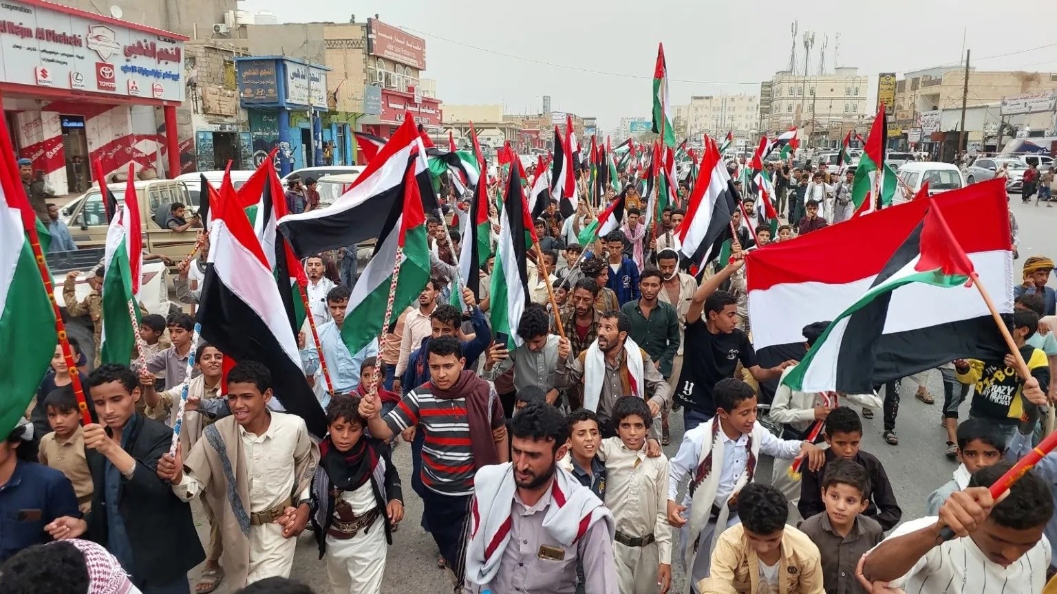مسيرة جماهيرية غاضبة في مأرب للتنديد بجرائم الاحتلال في غزة وداعمة للشعب الفلسطيني