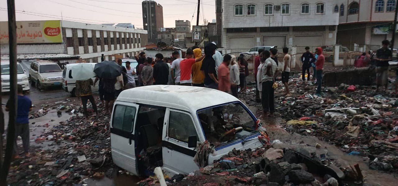 منخفض جوي يضرب عدن.. أمطار غزيرة وعواصف تتسبب بأضرار واسعة وتحويل رحلات جوية 