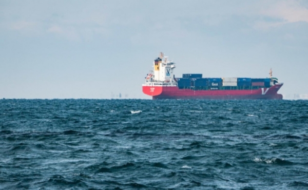 لندن: البحرية البريطانية تؤكد إصابة سفينة تجارية بأضرار طفيفة إثر تعرضها لهجومين قبالة ميناء المخا