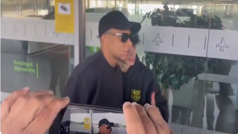 ما سر سفر مبابي إلى برشلونة وسط أنباء انتقاله إلى ريال مدريد؟ (فيديو)