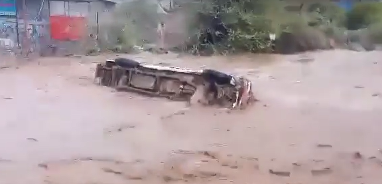 البيضاء.. ﻿سيول عارمة تجرف عشرات المزارع والسيارات في منطقة حبابة في مديرية العرش برداع