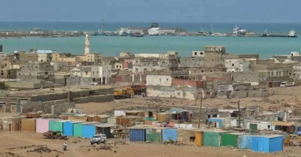 اليمن: انتشال جثة طفل بعد ساعات من سقوطه في حفرة مجاري بالمخاء