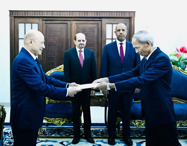 الرئيس العليمي يتسلم أوراق اعتماد عدد من السفراء في عدن