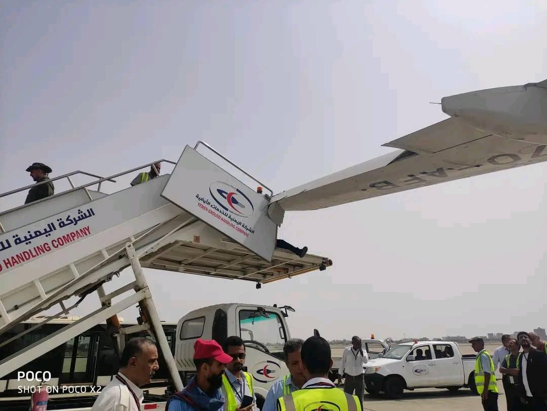 اليمنية مكسورة الجناح.. حادث اصطدام سيارة السلم بطائرة في مطار عدن يخرجها عن الخدمة مؤقتاً