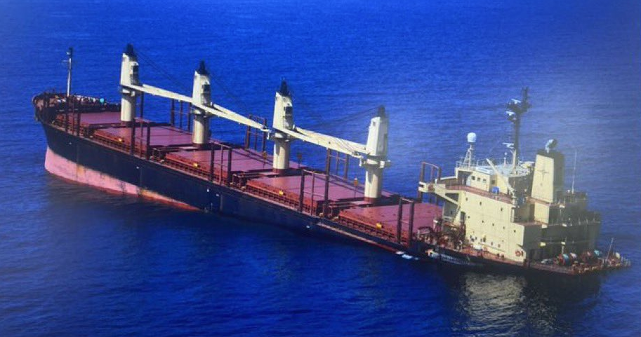 تسرب نفطي من سفينة روبيمار.. الحكومة تشكل خلية أزمة وتدعو إلى مساندة دولية لمواجهة كارثة بيئية كبرى