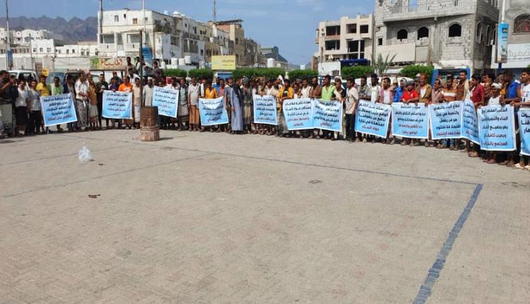 اتهموه باستغلال منصبه لابتزاز ونهب أراضي المواطنين.. وقفة احتجاجية تطالب بعزل ومحاسبة قيادي في قوات الانتقالي بعدن