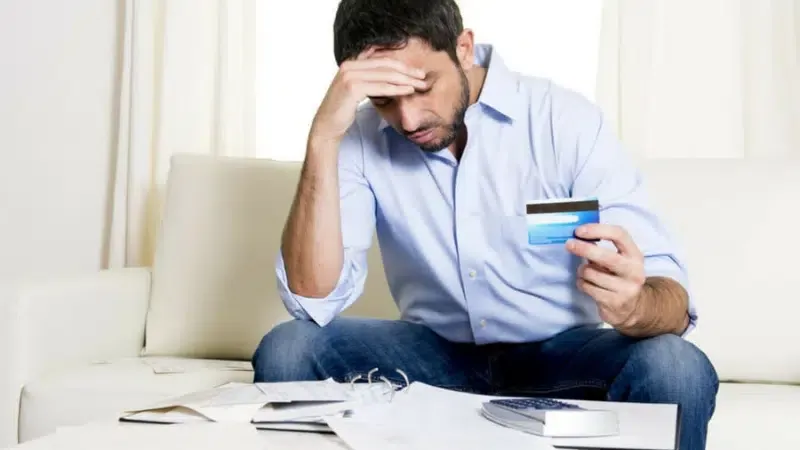 تقرير: نصف سكان العالم يغرقون في الديون