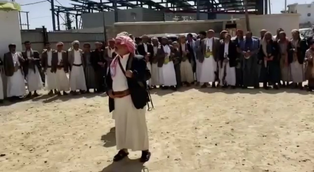 ‏شيخ من حاشد مخاطباً الحوثيين: من يظن بنا ضعفاً فهو واهم