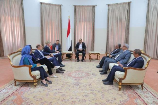 الحكومة تنتقد التعاطي الدولي مع الحوثيين وتطالب بمواقف صريحة وشفافة