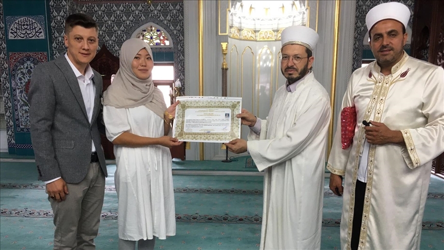 تأثرت بصلاة زوجها.. يابانية تعتنق الإسلام في تركيا