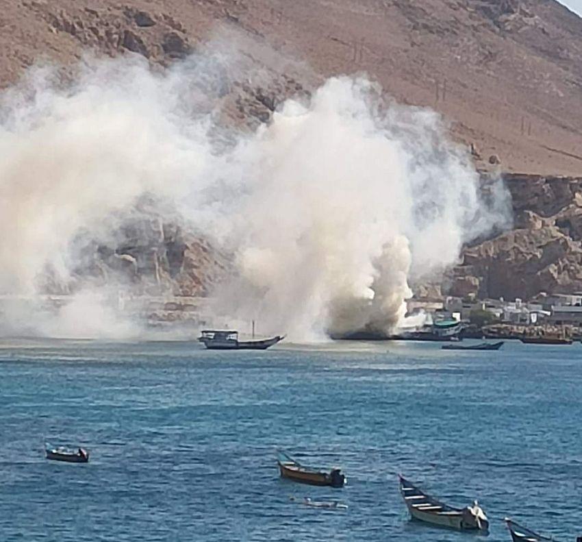 احتراق سفينة بميناء المكلا كانت في طريقها إلى سقطرى