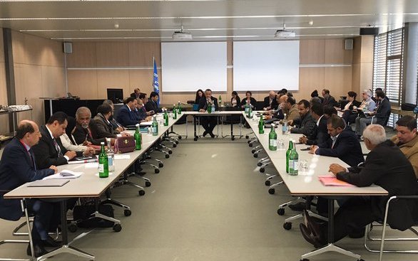 الحوثيون ينفون المشاركة في أي مفاوضات مع الحكومة.. وصحيفة بريطانية: حوافز أمريكية للجماعة مقابل وقف العمليات البحرية