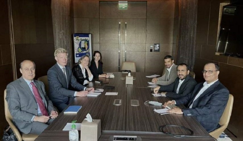 وفد الحوثيين يلتقي المبعوث ويقول: أكدنا على فتح مطار صنعاء وموانئ الحديدة