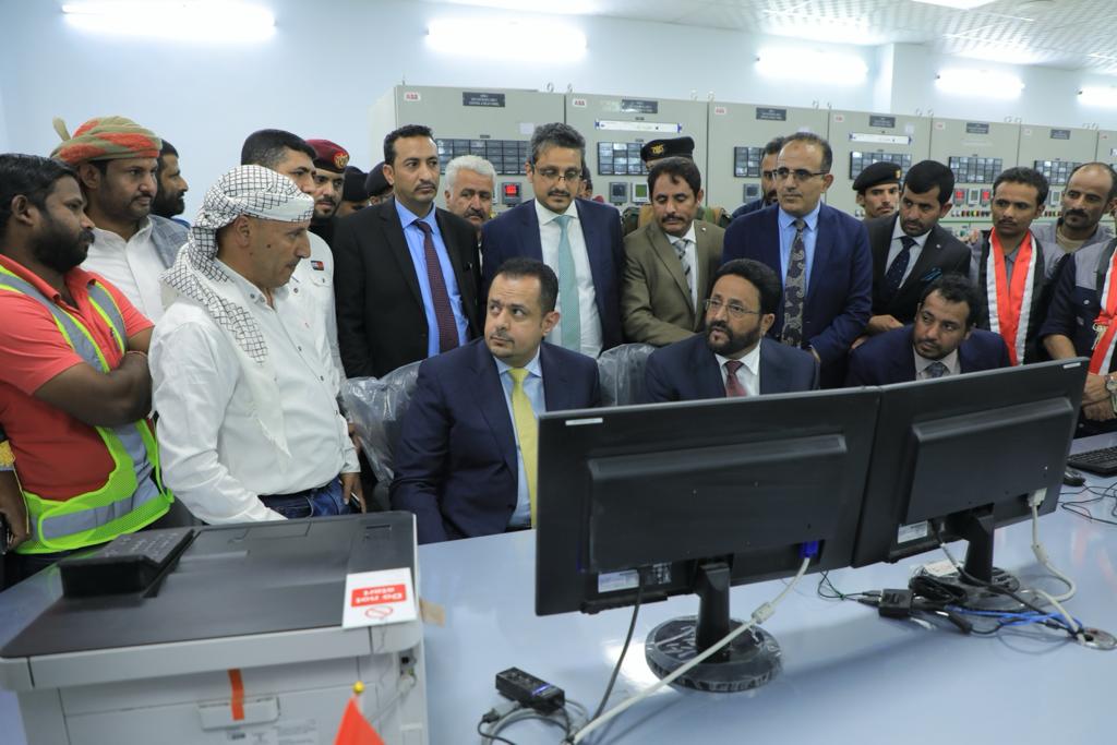 عضو مجلس القيادة ورئيس الوزراء يفتتحان توسعة محطة مأرب الغازية