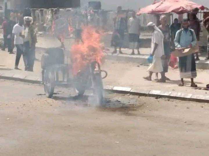 حملة أمنية واسعة لملاحقة الدراجات النارية في عدن وتساؤلات عن مصير آلاف الأسر التي تعتمد عليها كمصدر دخل