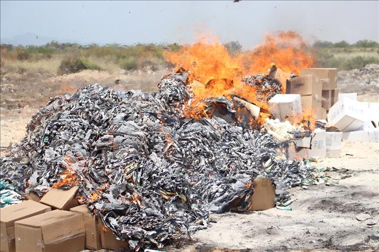 النيابة العامة في عدن تتلف 425 كرتون محلول إرواء وفيتامينات للنساء الحوامل لمخالفة معايير التخزين